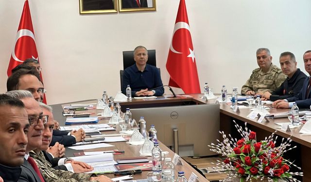 Bakan Yerlikaya, Hakkari'de 'Sınır Güvenliği Toplantısı'na katıldı