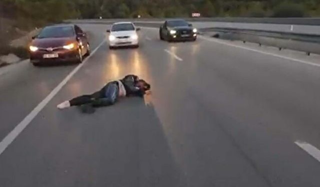 Bariyere çarpan motosikletin sürücüsü ağır yaralandı; kaza kask kamerasında