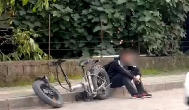 Bisikletli çocuk, minibüsün altından kalmaktan son anda kurtuldu