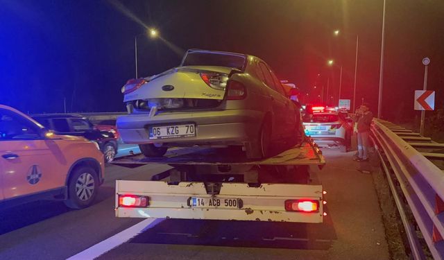 Bolu Dağı Tüneli çıkışında otomobil bariyerlere çarptı: 1'i ağır 3 yaralı