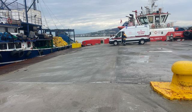 Çanakkale Boğazı'da balıkçılar tarafından denizde bulunan 1 kişi kurtarıldı