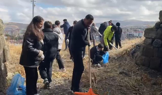 Erzurum'da öğrencilerden ecdada vefa; tarihi tabyaları temizlediler