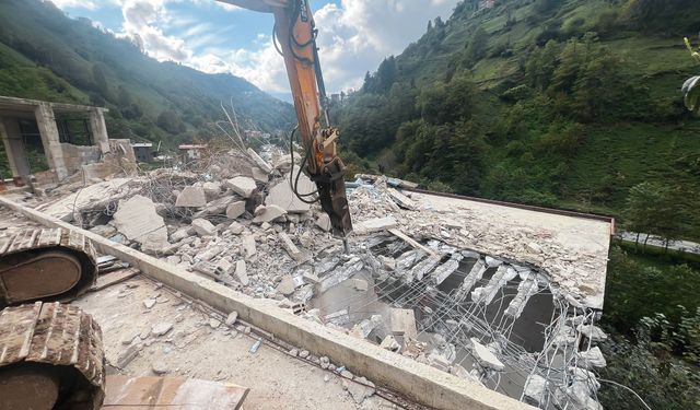 Fırtına Vadisi'nde kaçak yapılar yıkılıyor