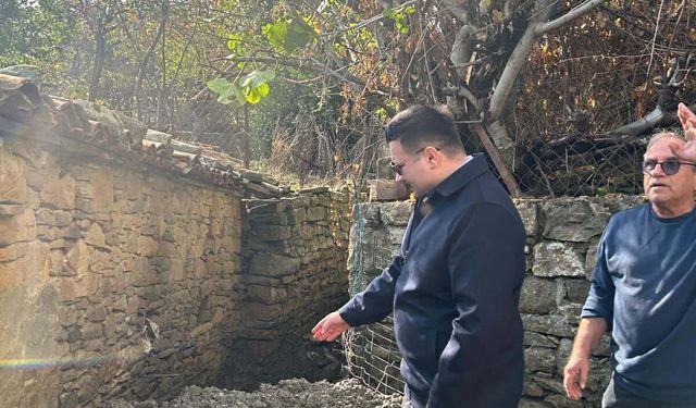 Gökçeada'da sağanak su baskınlarına yol açtı; heyelan nedeniyle yol kapandı (2)