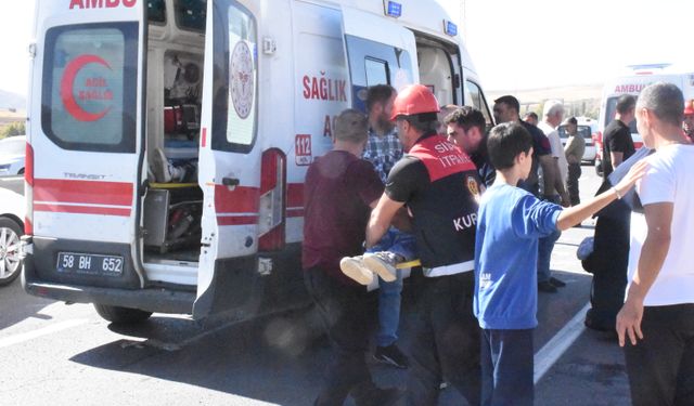 Hafif ticari araç ile otomobil çarpıştı: 10 yaralı