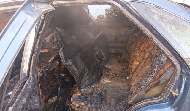 Husumetlisinin otomobilini kundakladı; o anlar kamerada