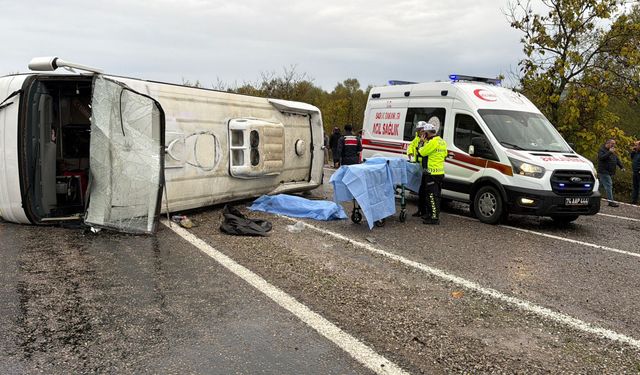 İşçi servis midibüsü devrildi: 1 ölü, 19 yaralı