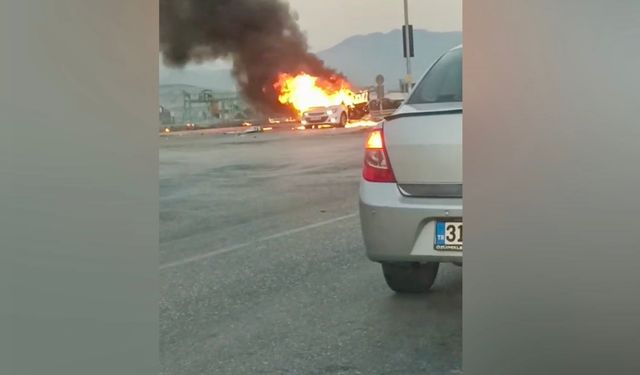 Işıklarda bekleyen otomobilin alev alev yanması kamerada