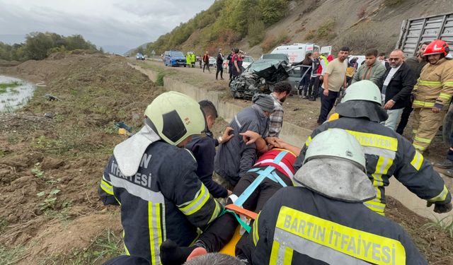 Karşı şeride geçen TIR'la çarpışan otomobildeki çift öldü
