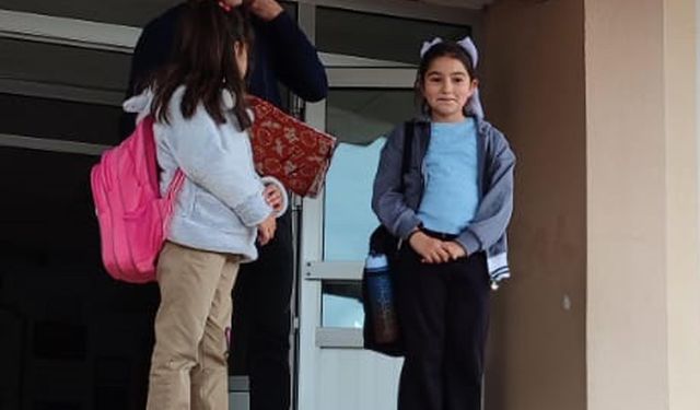 Koridordaki atıkları geri dönüşüm kutusuna koyan öğrenciler ödüllendirildi