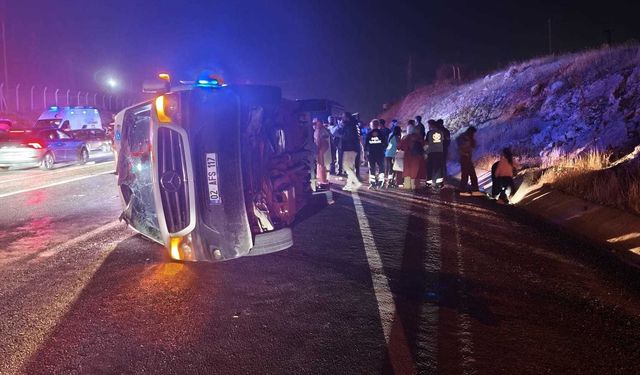 Malatya'da minibüs ile hafif ticari araç çarpıştı: 13'ü öğrenci, 14 yaralı