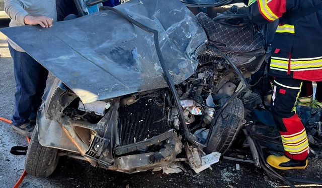 Mersin'de tarım işçilerini taşıyan midibüs ile otomobil çarpıştı: 3 ölü, 12 yaralı (2)