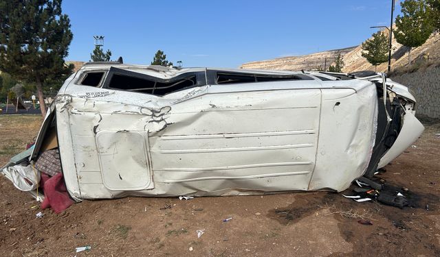 Minibüs, istinat duvarından düştü: 4 yaralı