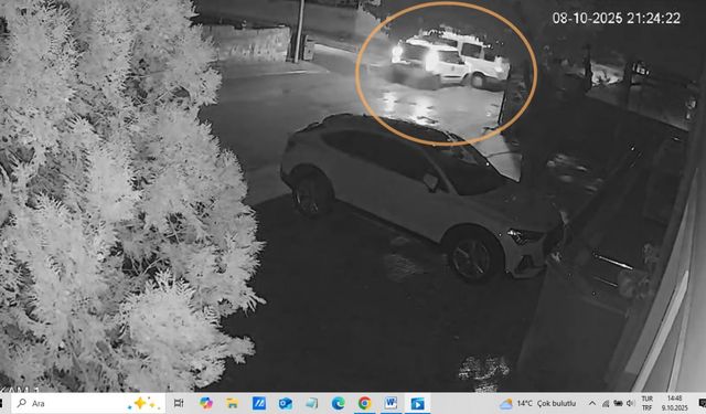 Minibüsle çarpışan hafif ticari aracın sürücüsü kaçtı