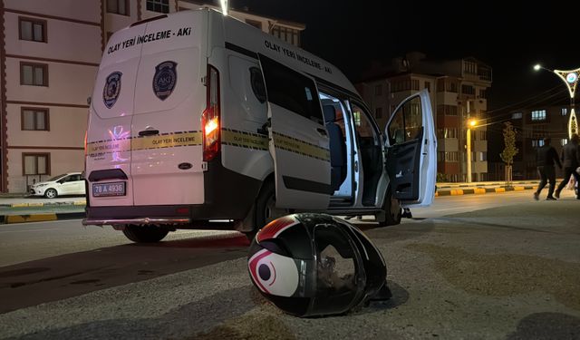 Motosiklet kaldırıma çarptı; 1 ölü, 1 yaralı