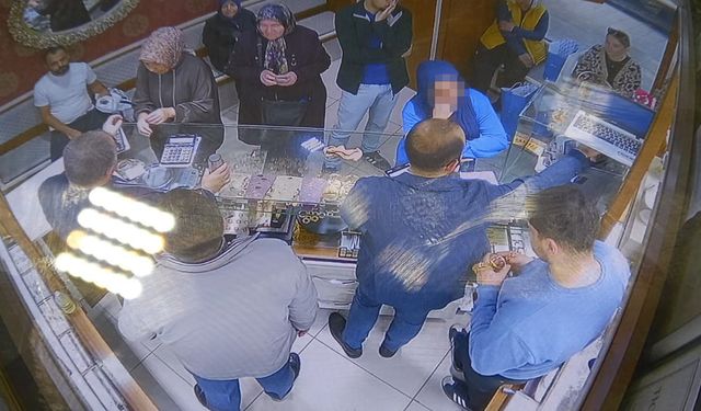 Müşteri gibi girdiği kuyumcudan 2 bileziği alıp kaçtı