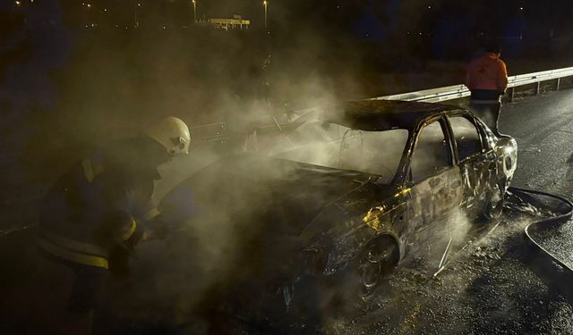 Otoyolda yanan otomobil kullanılamaz hale geldi