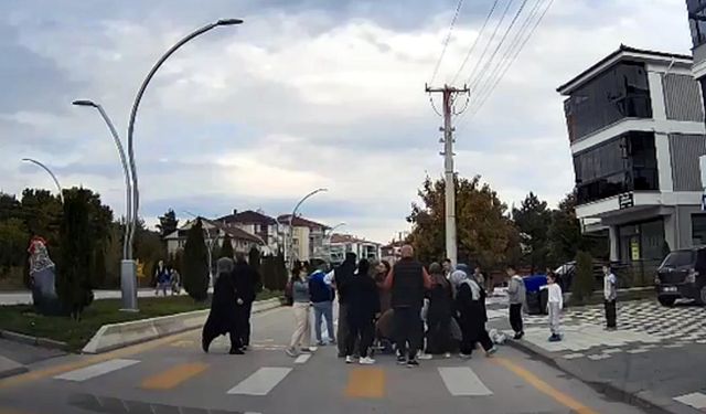 Yaya geçidinde otomobilin çarptığı çocuk yaralandı; kaza kamerada