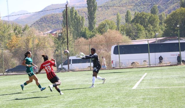 Yüksekova Spor Kadın Futbol Takımı, Giresun Sanayi Spor'u 5-0 mağlup etti