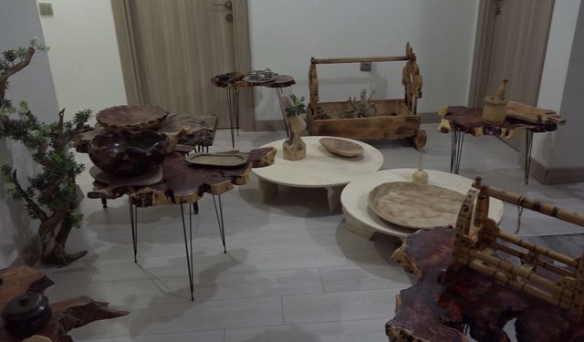 Ağaç parçalarını eşyaya dönüştürüyor; hayali müze kurmak