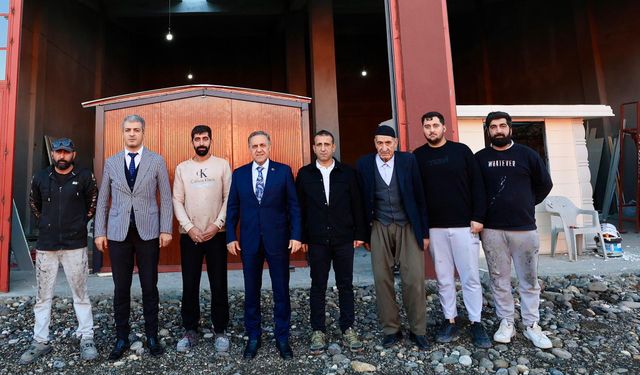 Babalarının isteğiyle, İstanbul'daki konteyner fabrikalarını deprem riski altındaki Bingöl'e taşıdılar / Ek fotoğraflar