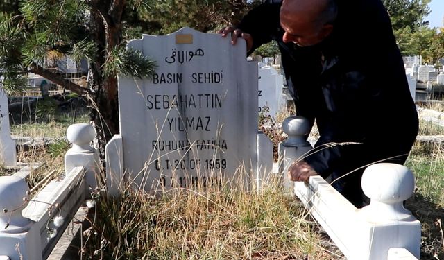 Depremde yaşamını yitiren DHA muhabiri Sebahattin Yılmaz, mezarı başında andı