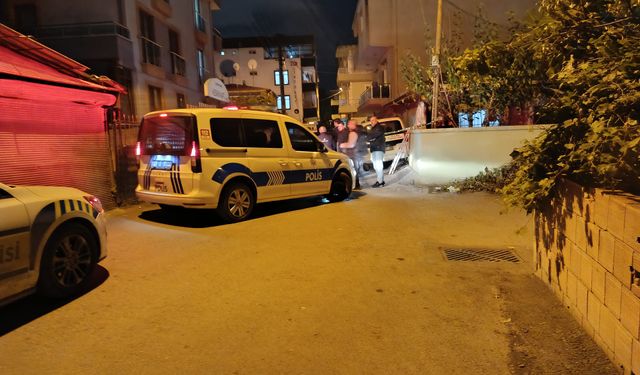 Eşiyle ilişkisi olduğunu iddia ettiği kişiyi defalarca bıçakladı; o anlar kamerada