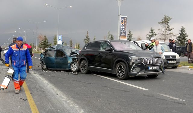 Freni boşalan kamyon zincirleme kazaya neden oldu: 2 yaralı