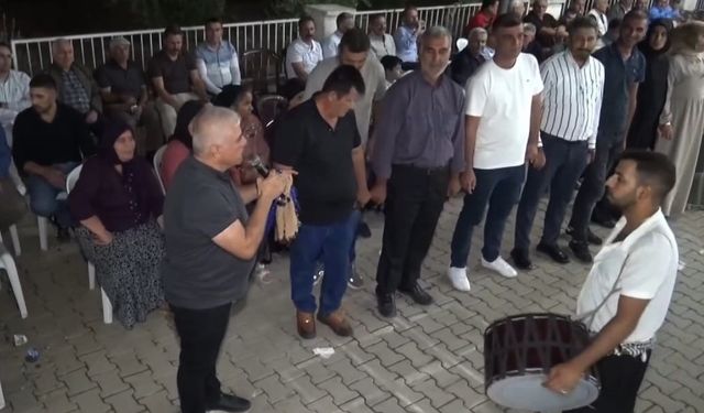 Gaziantep'teki düğünde silah karşıtı pankart açtılar