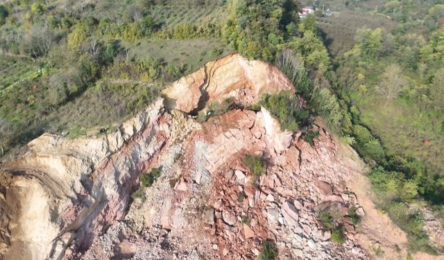 Göçük altında kalan kamyon şoförü için arama kurtarma çalışmaları durduruldu (2)