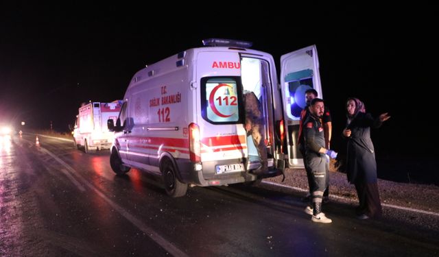 Hakkari'de otomobil takla attı; 5 yaralı