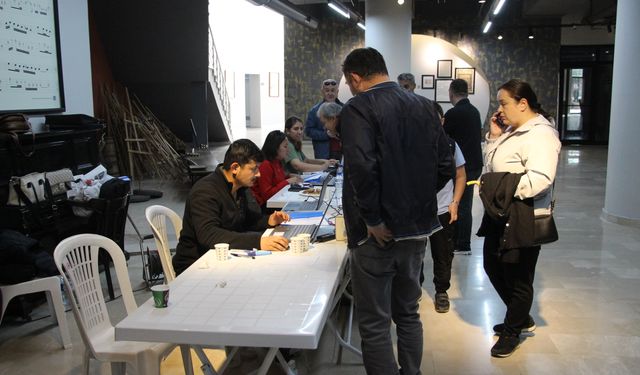 İlçenin köy statüsüne düşmemesi için düzenlenen etkinlikte salon boş kaldı; başkanın sesi titredi