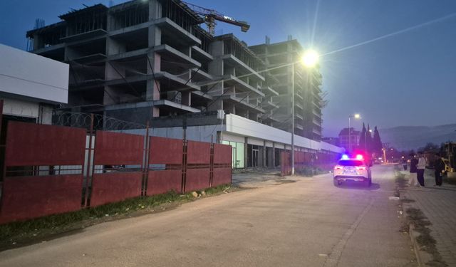 İnşaatta üzerine çelik kapı düşen yabancı uyruklu işçi, öldü