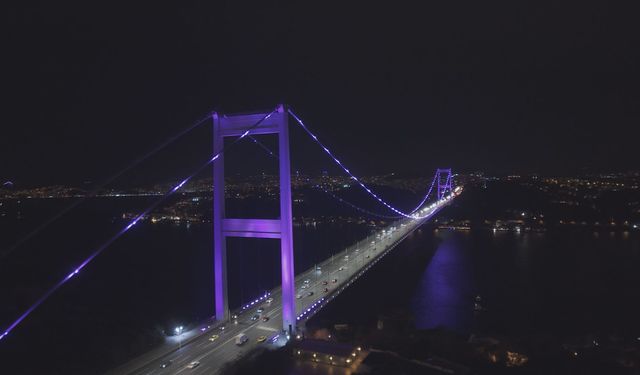 İstanbul - FSM Köprüsü 'Dünya Prematüre Günü' kapsamında mor ışıklarla aydınlatıldı