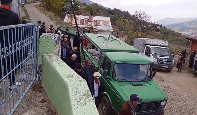 İstanbul'da otel odasında öldürülen Melisa, Tokat'ta toprağa verildi