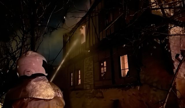 Karabük'te 3 katlı tarihi konakta yangın (2)