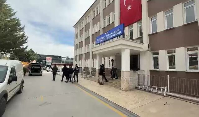 Kendilerini polis olarak tanıttıkları kadını, 1 hafta arayla 2 kez dolandıran 5 şüpheli tutuklandı