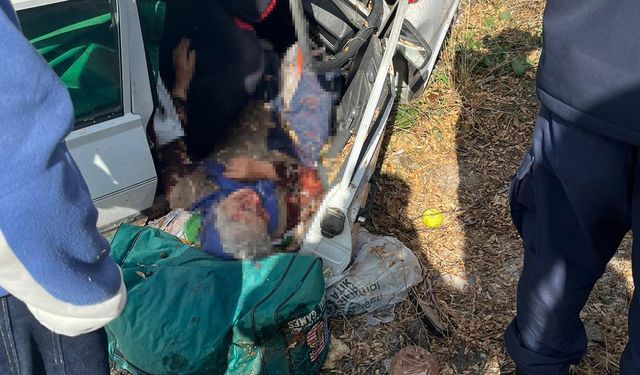 Manisa'da yol kenarına savrulan otomobilin sürücüsü öldü, eşi yaralandı