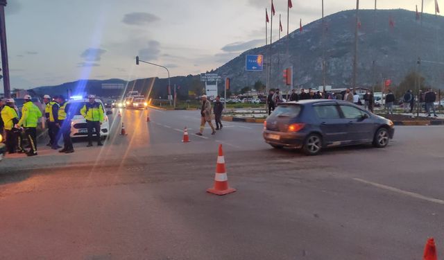 Motosiklete çarpan otomobilin sürücüsü olay yerinden kaçtı: 1 yaralı