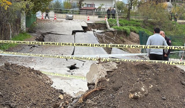 Okul yapımı için kazılan temelin yanından geçen yol çöktü