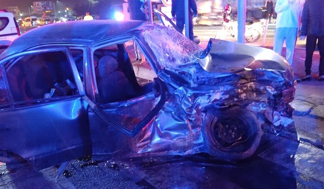 Otomobil ile çarpışan yolcu minibüsü, sulama kanalına düştü: 10 yaralı