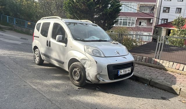 Park halindeki hafif ticari araca çarpan otomobil, evin çatısına çıktı
