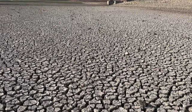 Tahtalı Barajı'nda su seviyesi yüzde 6'ya düştü; kuraklık dronla görüntülendi