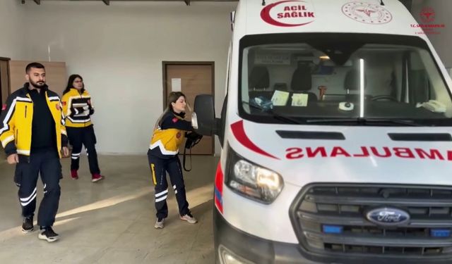 Telefonda adım adım Heimlich manevrasını anlattı; hayat kurtardı