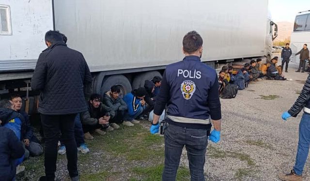 TIR'ın dorsesinde 28 düzensiz göçmen yakalandı
