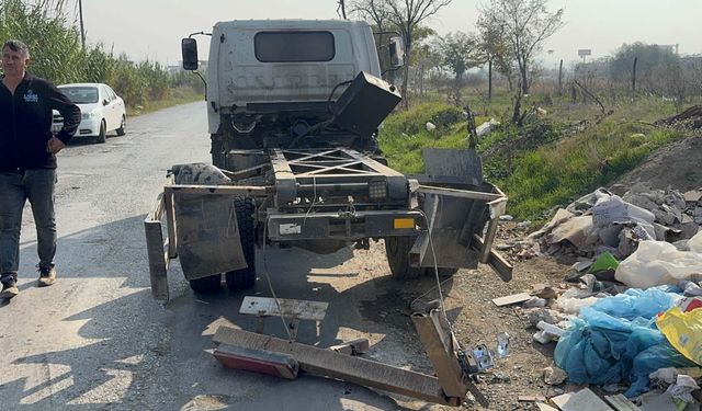 Trenin çarptığı kamyonet ikiye bölündü