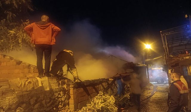 Turgutlu'da alevlere teslim olan iki evde hasar oluştu