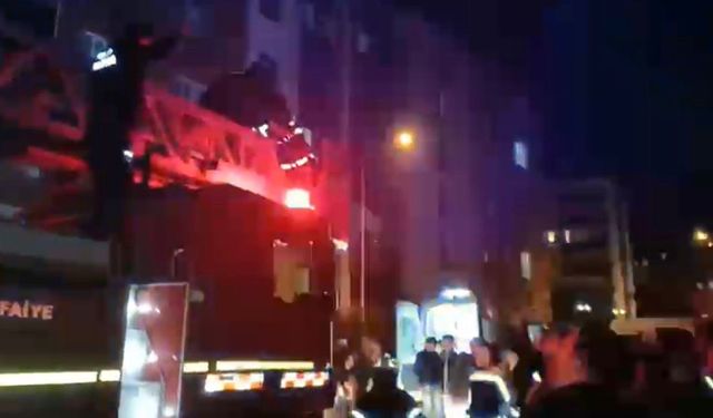 Yanan evin balkonunda mahsur kalan çocuk, kurtarıldı