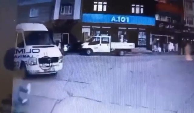 Yere düşen yaya, servis minibüsünün altında kalarak öldü; kaza anı kemarada