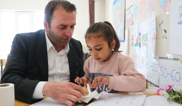 Yüksekovalı baklavacı, köy okullarındaki öğretmenlere baklava ikram edip, gül takdim etti